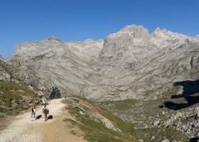 Senderismo autoguiado por Picos de Europa más Bilbao y costa norte.